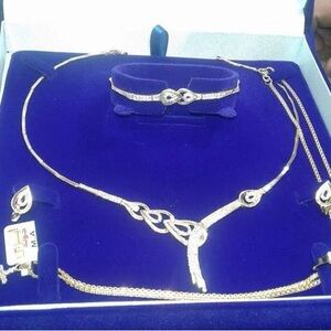 Elegant Gold Jewelry Set